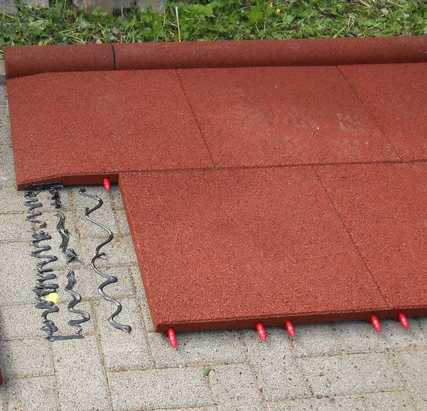 Verklebung Randplatten aus Gummigranulat