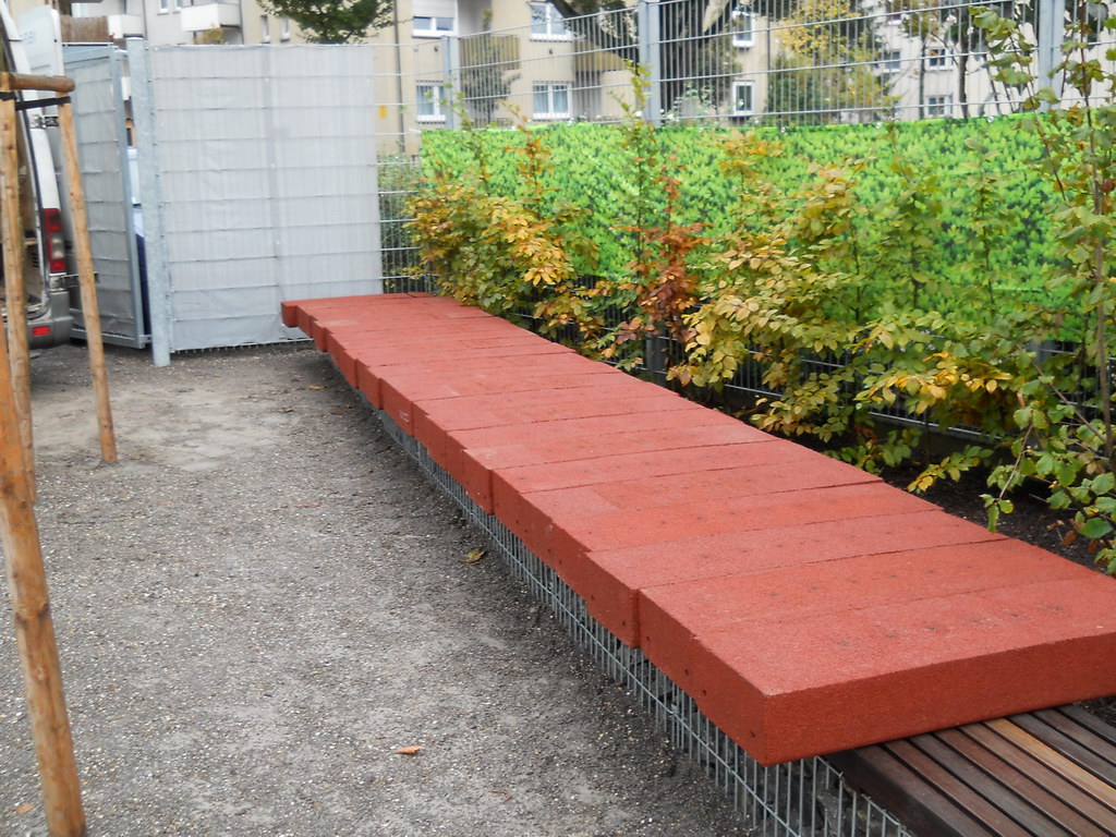 Blockstufen Montage Sandkasten Kindergarten