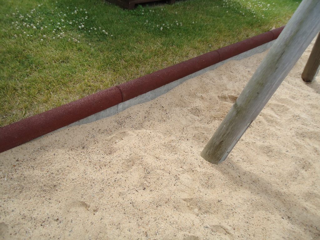 Gummigranulatüberzug für Beton Rabatten 80 mm