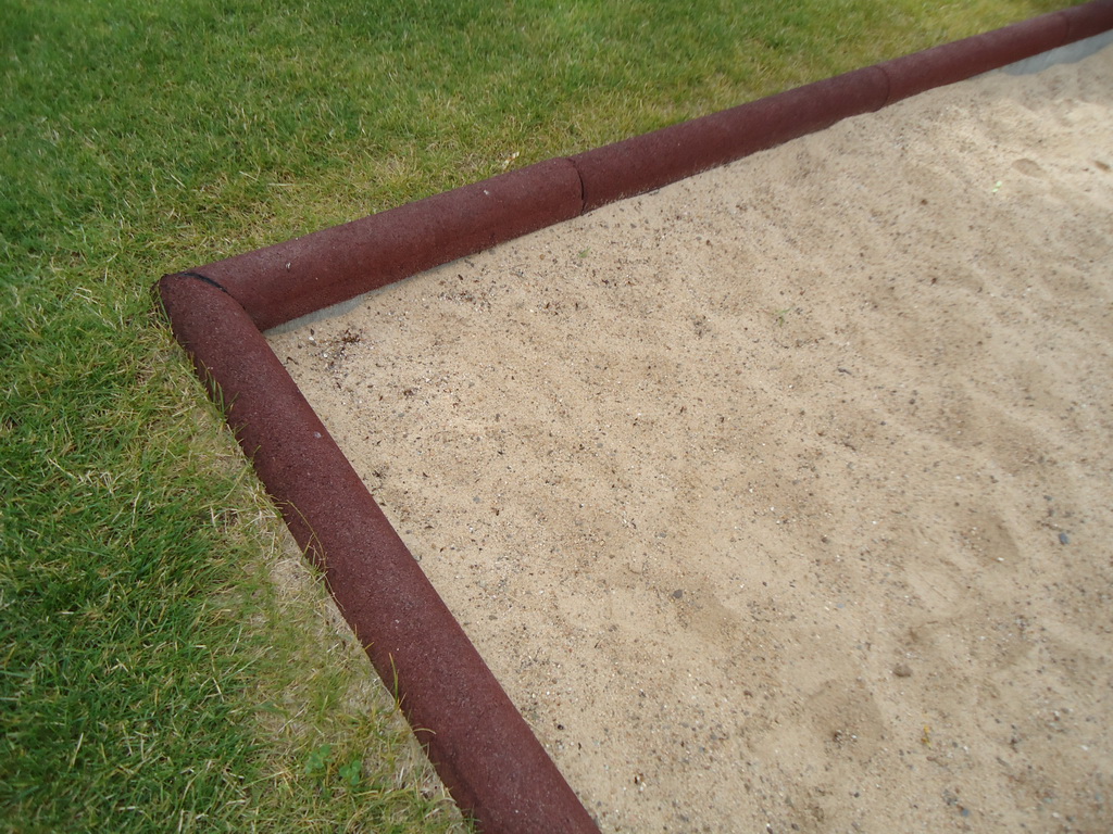 Gummigranulatüberzug für Beton Rabatten 80 mm
