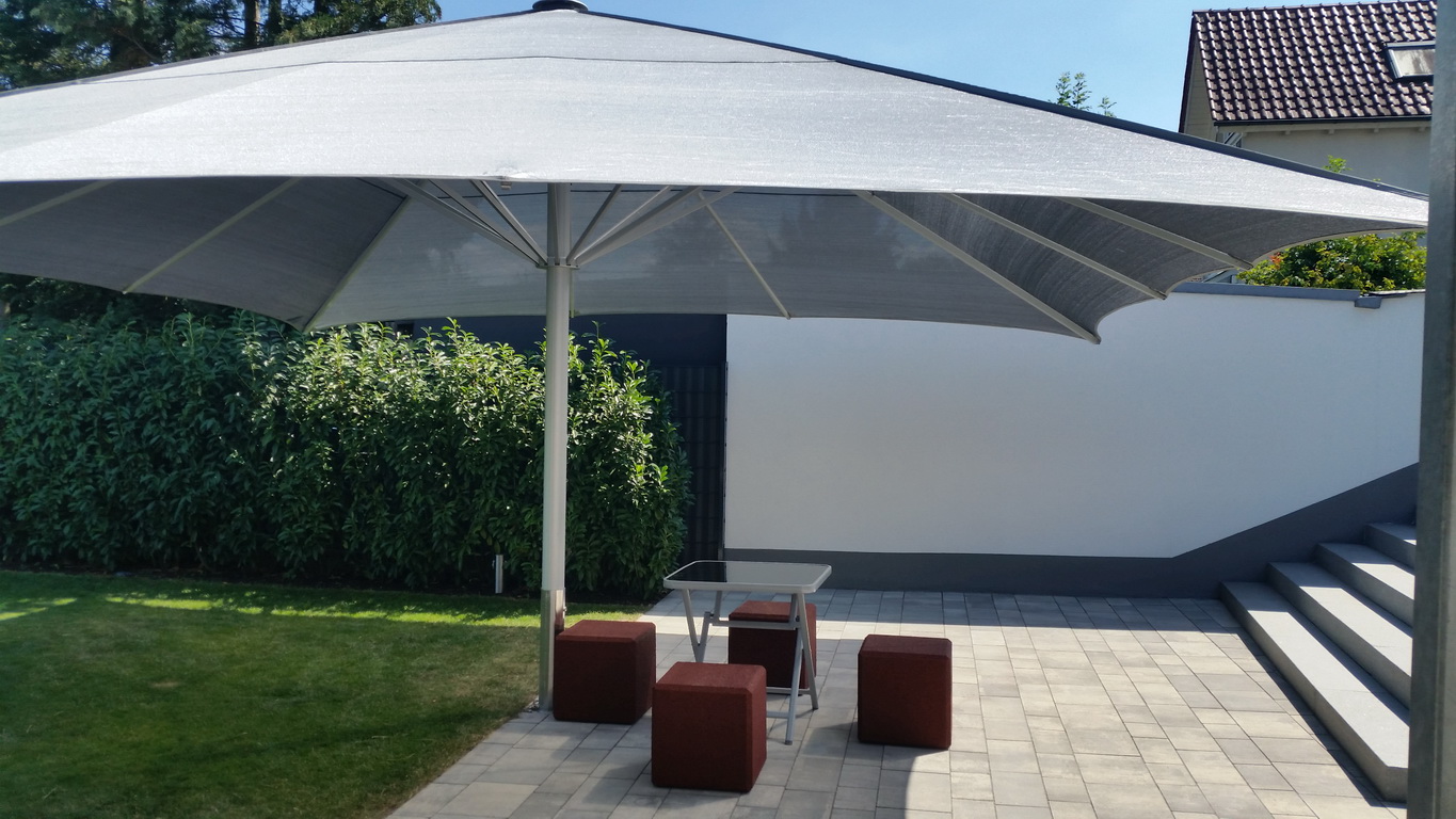 Stylischer Sitzwürfel mit Bodenanker 400 x 400 x 400mm aus stoßdämpfenden Gummigranulat mit Bodenanker.