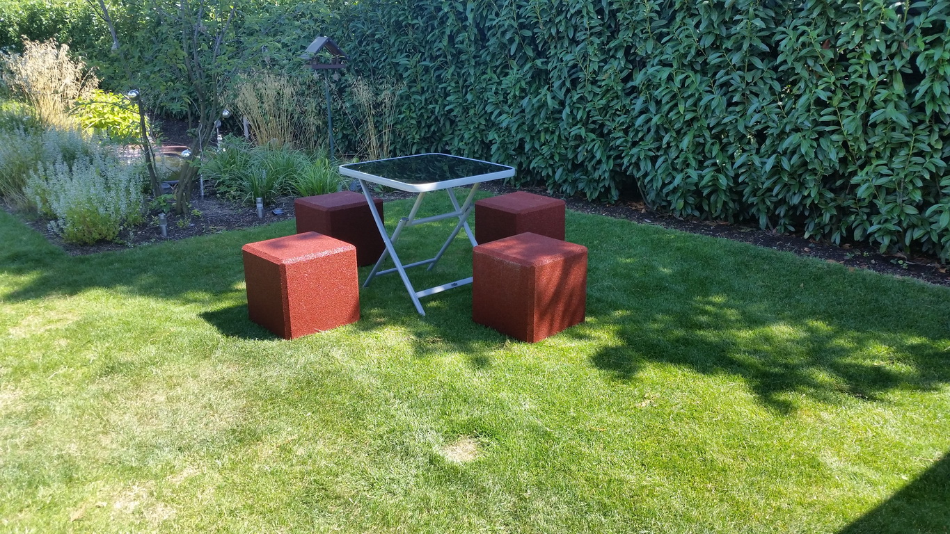 Stylischer Sitzwürfel mit Bodenanker 400 x 400 x 400mm aus stoßdämpfenden Gummigranulat mit Bodenanker.