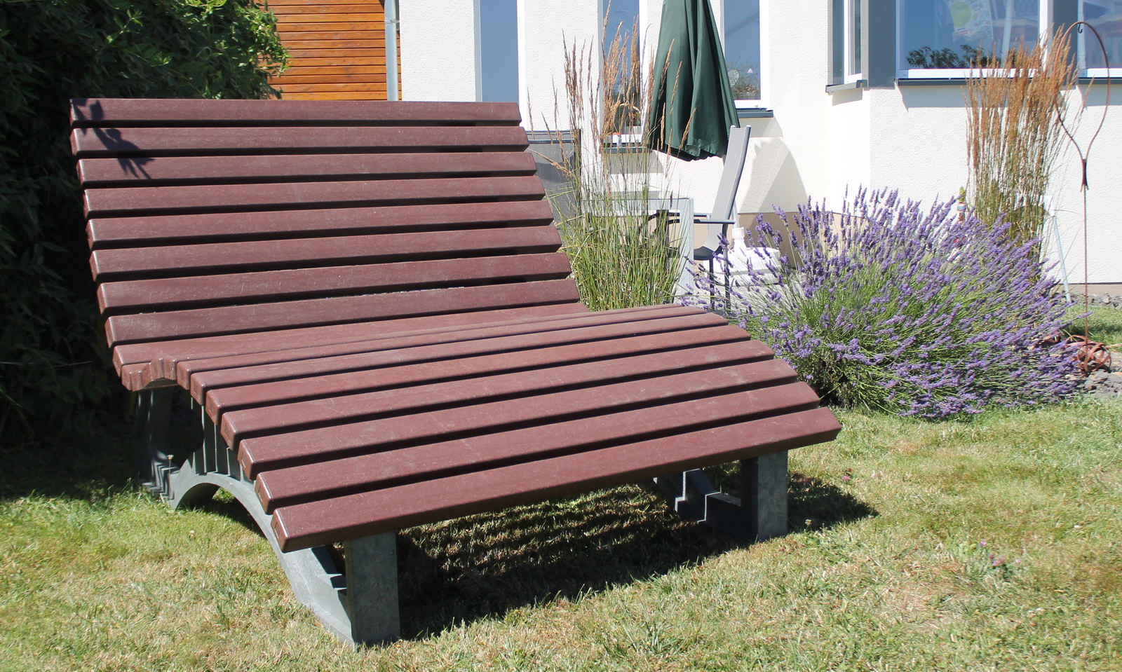 Liegebank Aveto aus Recycling-Kunststoff. Grau Braun