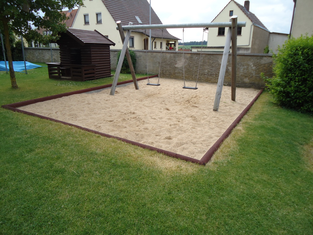 Gummigranulatüberzug für Beton Rabatten 80 mm