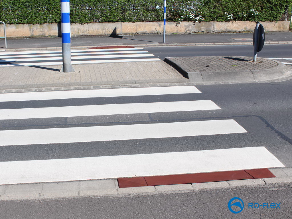 Fußgängerübergang Fußgängerüberweg Verkehrsinsel Rampen  mehr Sicherheit im Straßenverkehr