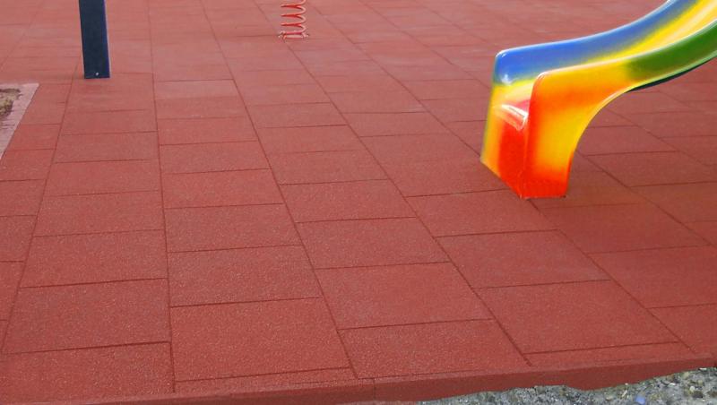 Fallschutzplatte halb Kindergarten Spielplatz