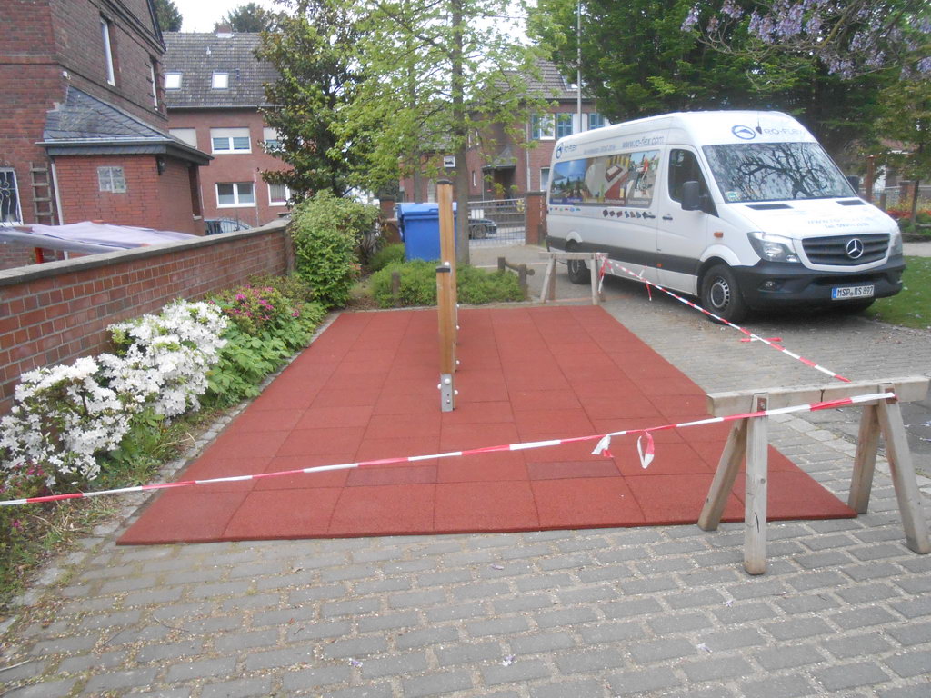 Fallschutzplatten Randplatte aus Gummigranulat, abgeschrägt, zur eleganten und sicheren Abgrenzung des Fallschutzbereiches