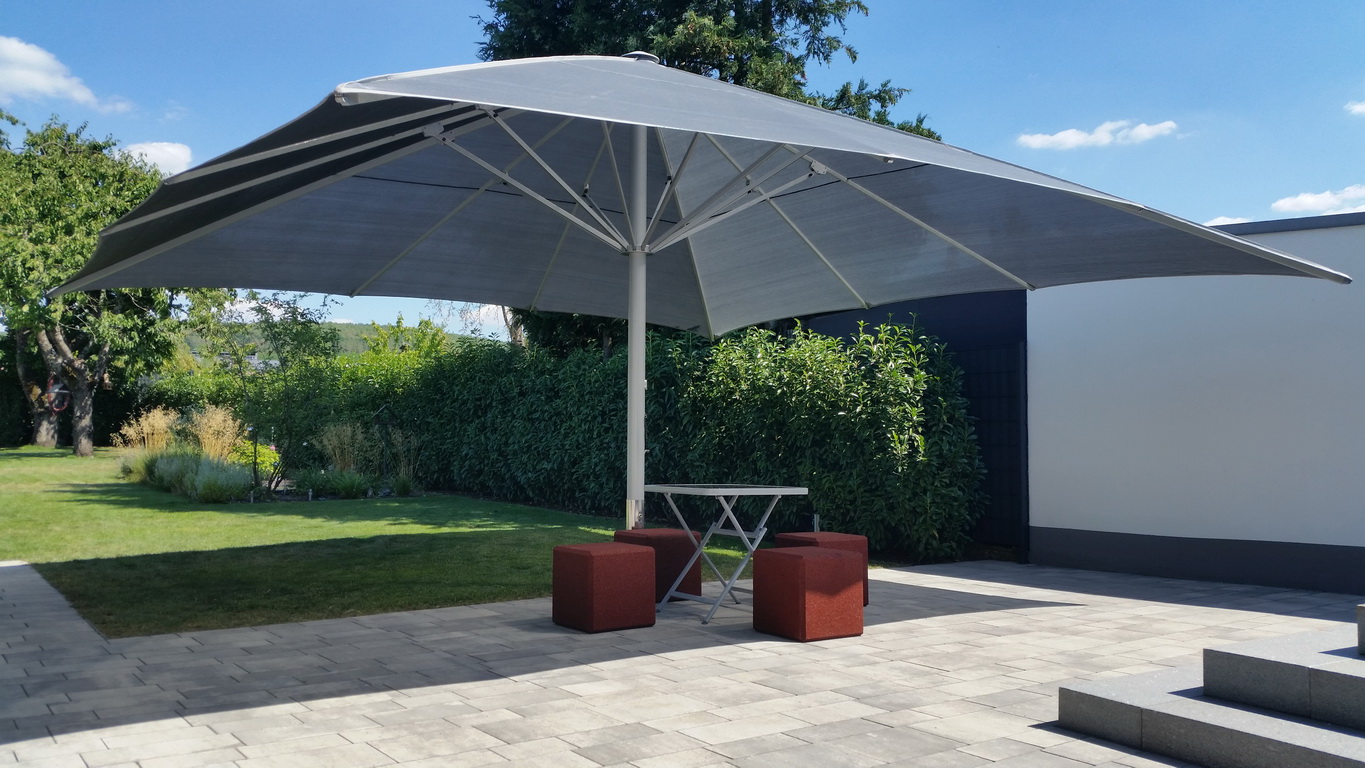 Stylischer Sitzwürfel 400 x 400 x 400 mm aus stoßdämpfenden Gummigranulat.