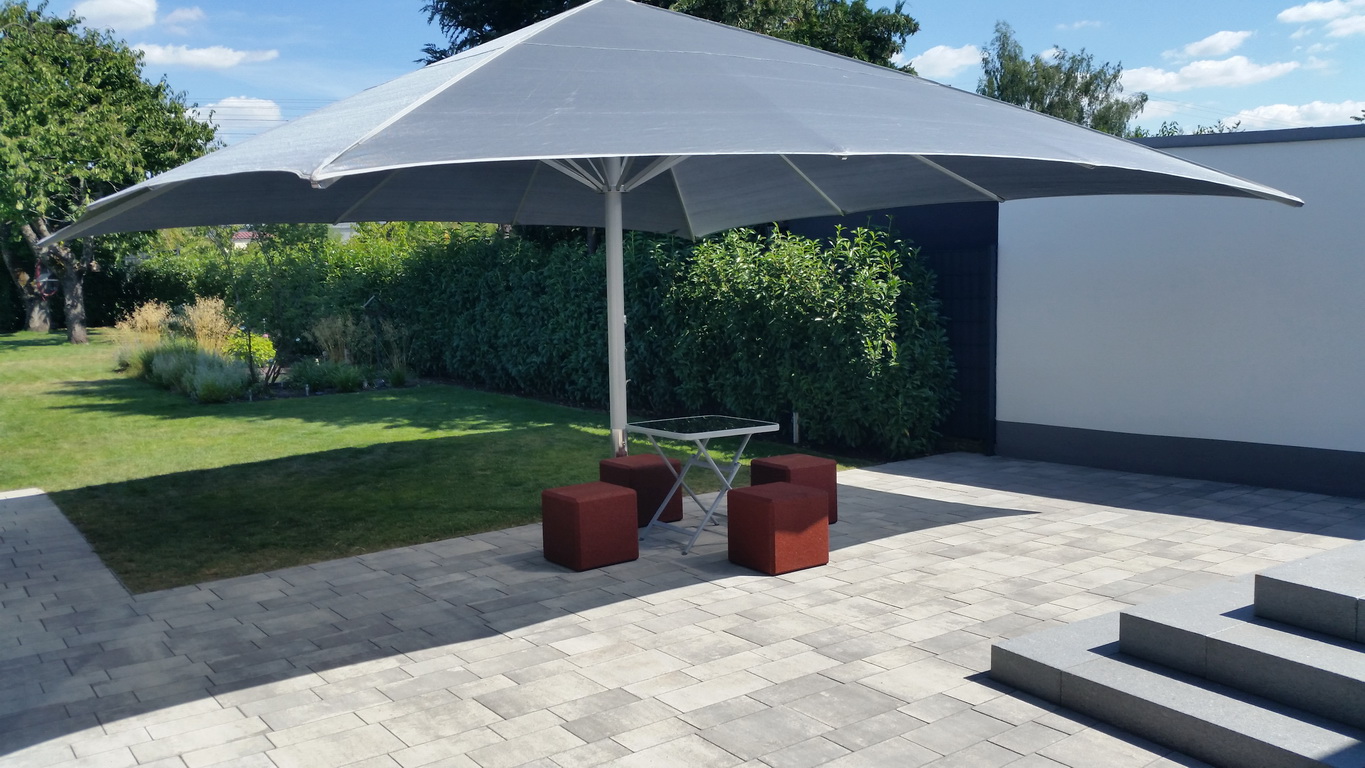 Stylischer Sitzwürfel mit Bodenanker 400 x 400 x 400mm aus stoßdämpfenden Gummigranulat mit Bodenanker.