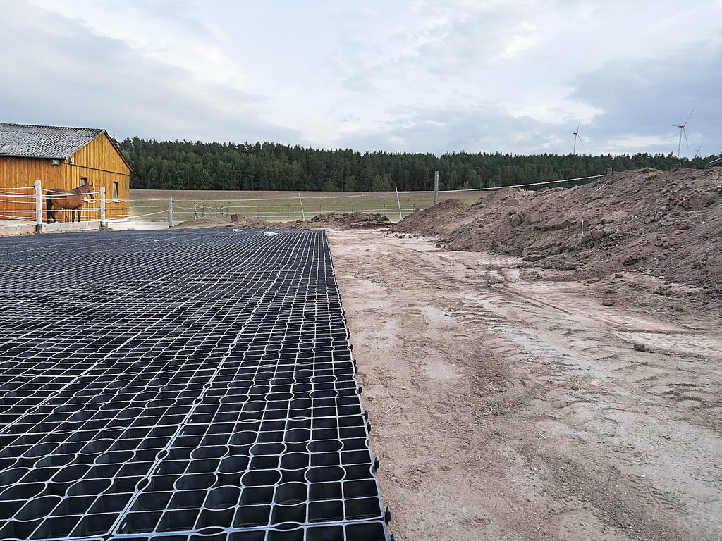 Paddockplatte SG 40 ohne Unterbau verlegbar- Direkt in die Fläche eingerüttelt, wird kein Unterbau benötigt.Unterbau.