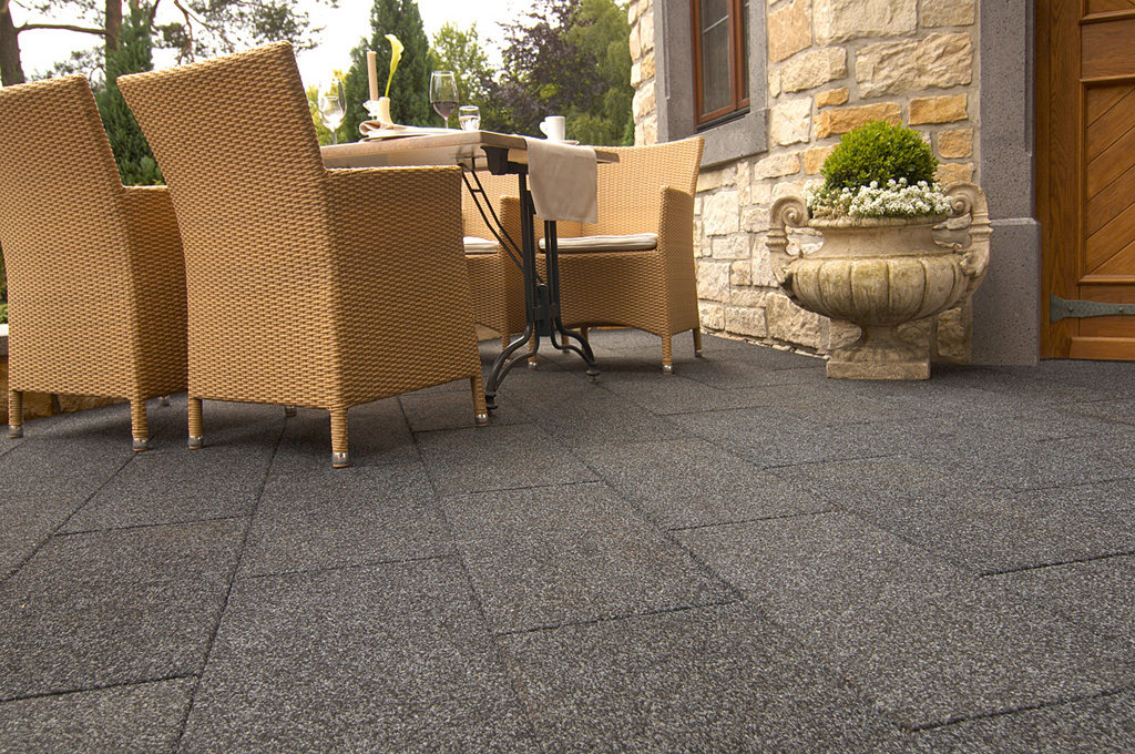 Terrassenbelag 40 mm aus Gummigranulat.