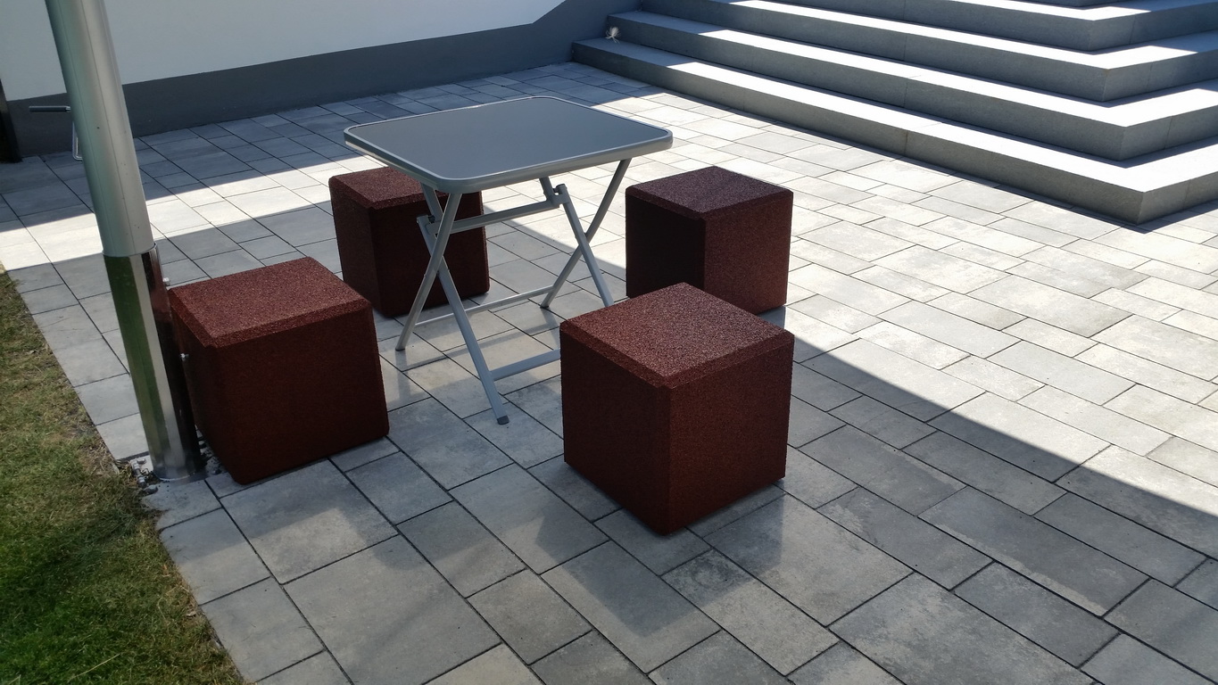 Stylischer Sitzwürfel mit Bodenanker 400 x 400 x 400mm aus stoßdämpfenden Gummigranulat mit Bodenanker.